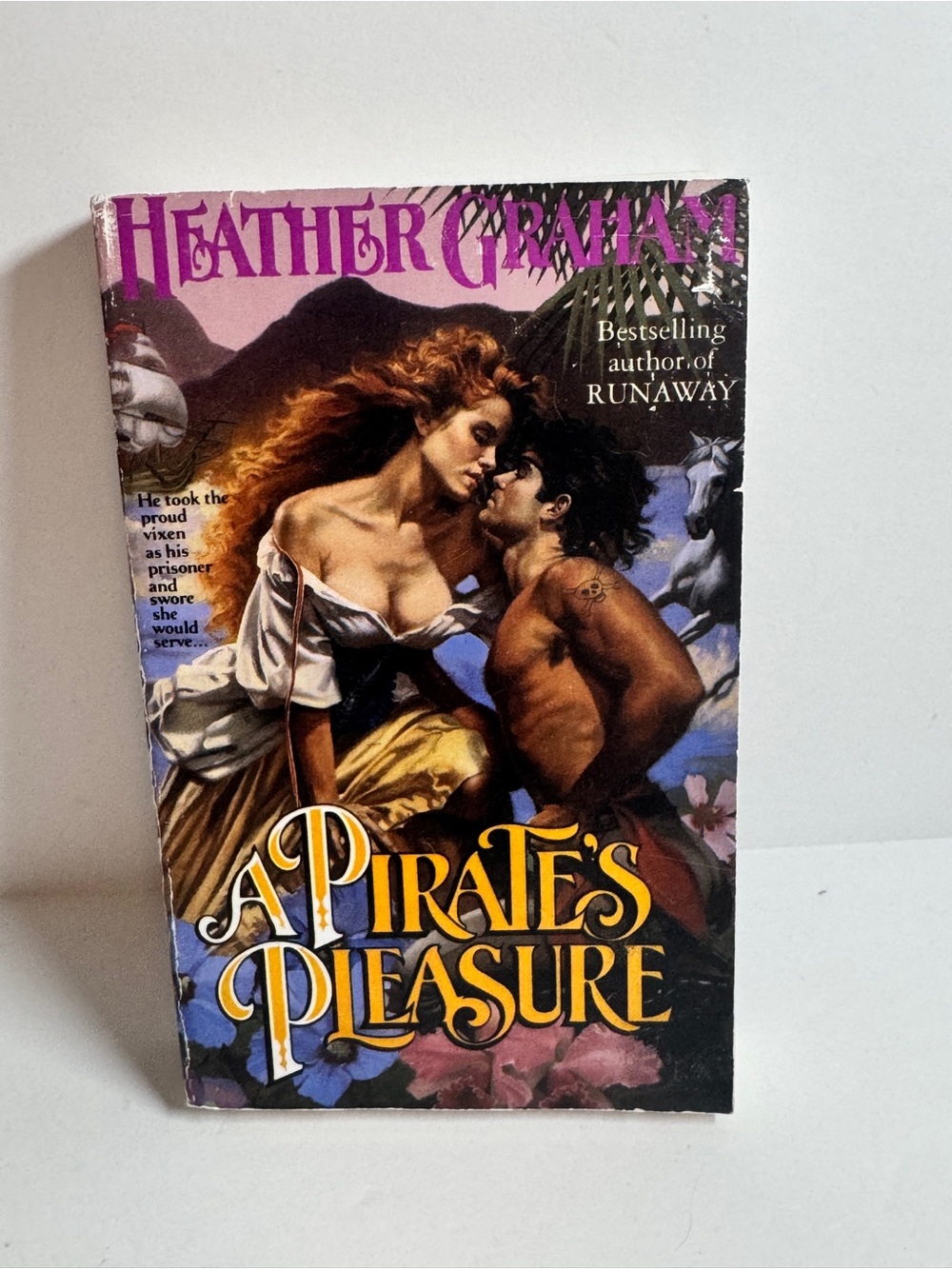 A‎ Pirate's Pleasure Paperback Romance - Heather Graham - Purple & Gold Cover
